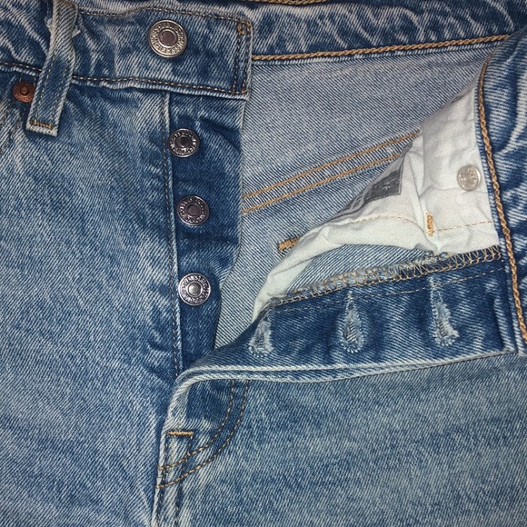 Levi’s 501 Shorts - Picture 3 of 4
